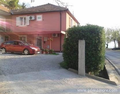 Paunović Apartmani, , private accommodation in city Tivat, Montenegro - Pogled na kuću